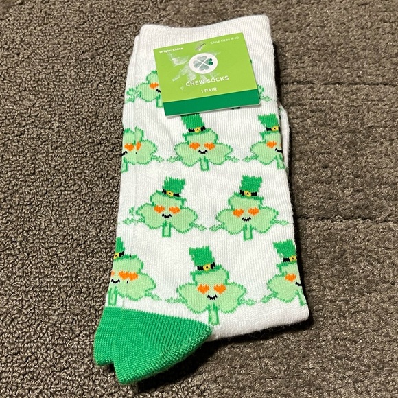 *6 for $10!*St. Patrick’s Day Paddy Crew Socks Heart Eyes Hand Holding Shamrocks - Picture 1 of 4